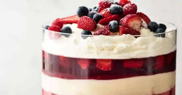 Cách làm bánh Trifle tráng miệng cho Giáng sinh