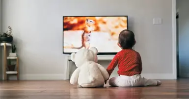 Cách chọn tivi cho nhà có trẻ nhỏ cần lưu ý điều gì?