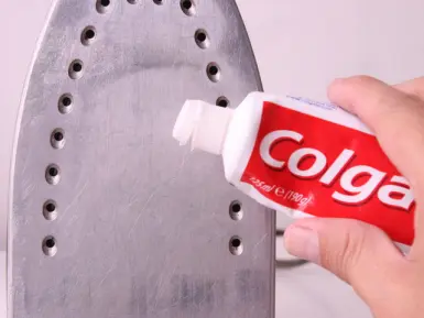 Bí quyết làm sạch mặt đế bàn ủi hơi nước hiệu quả nhanh chóng