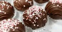 Cách làm bánh Chocolate Bomb cho mùa Giáng sinh ấm áp