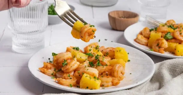 Cách xào tôm với dứa chua ngọt, thơm ngon, cực hấp dẫn