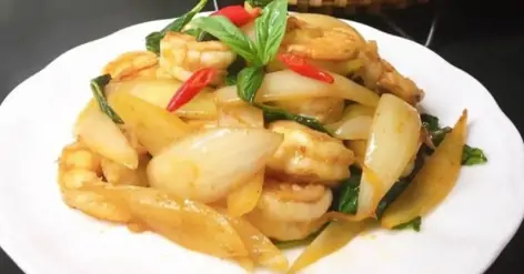 Cách xào tôm với hành tây thơm ngon cho bữa cơm gia đình