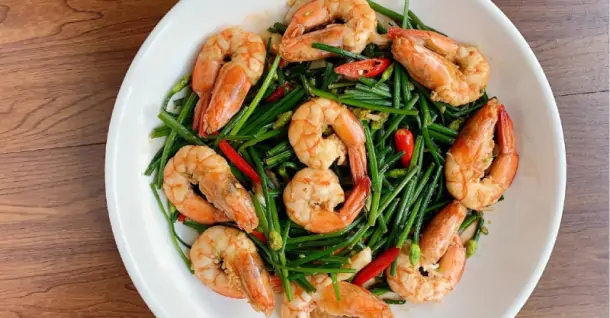 Cách làm món tôm xào bông hẹ đậm vị cho bữa cơm gia đình