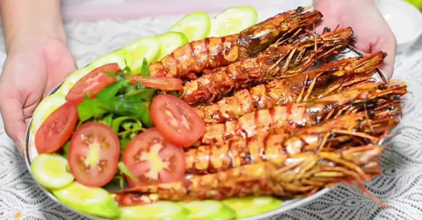 Cách làm tôm nướng sa tế cay nồng, thơm phức cực ngon