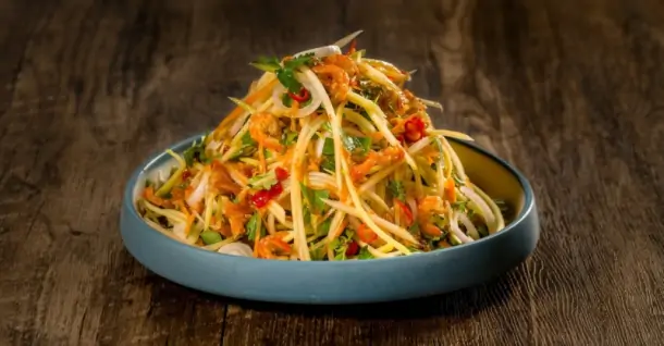 Cách làm gỏi xoài tôm khô chua ngọt đậm vị ngay tại nhà