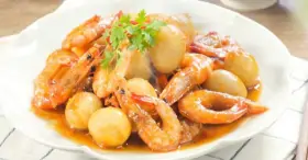 Cách kho tôm với trứng cút đậm đà cho bữa cơm gia đình