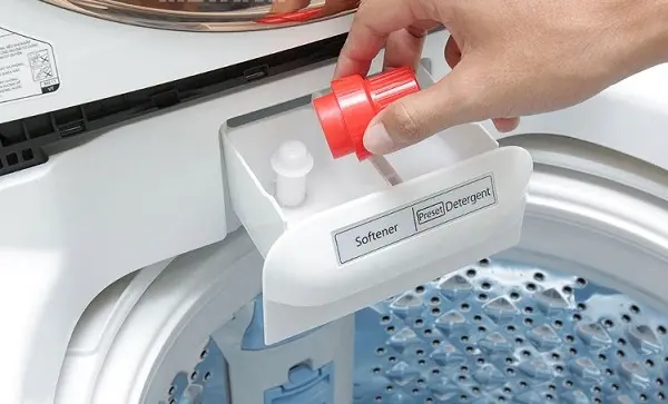 Sử dụng nước xả vải không đúng cách cho máy giặt - lợi bất cập hại