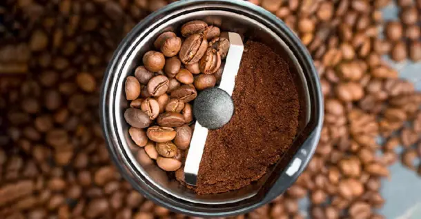 Xay cà phê bằng máy xay sinh tố được không? Những lưu ý quan trọng