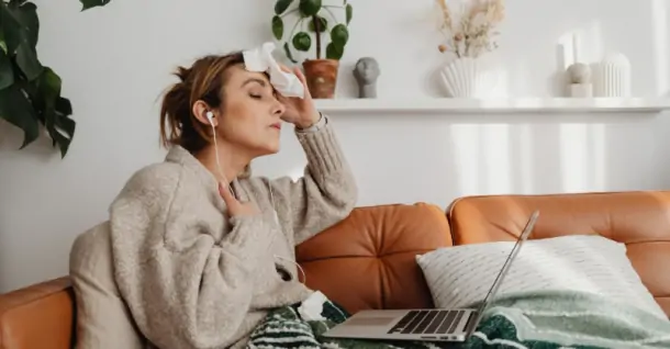 Tại sao ngồi máy lạnh lại hay bị toát mồ hôi?