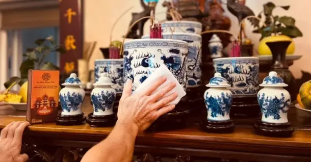 Văn khấn bao sái bàn thờ, xin tỉa chân nhang đầy đủ và chuẩn xác 2026