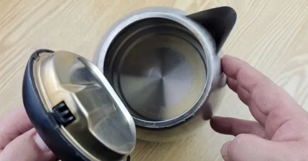 Bình đun nước bị ố vàng do đâu? Cách vệ sinh cặn bẩn ở đáy bình đun