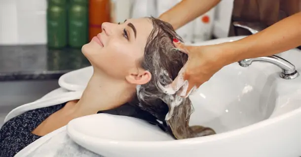 Gội đầu thường xuyên có sao không? Lợi ích và tác hại bạn nên biết