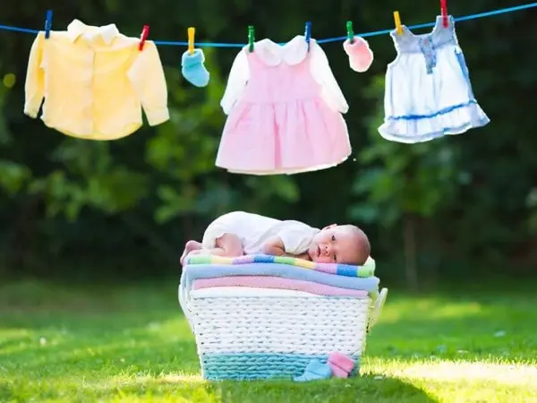 Những điều mẹ cần lưu ý khi giặt quần áo để bảo vệ làn da con trẻ