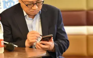 Galaxy Note 9 bất ngờ lộ diện gần như chính thức trên tay CEO Samsung