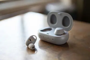 Trên tay mẫu tai nghe thế hệ mới của Samsung - Gear Icon X 2018