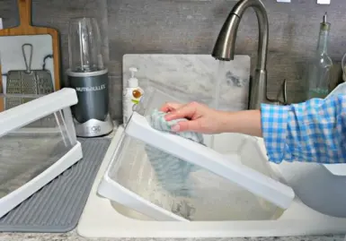 6 thao tác đơn giản khử được mùi hôi tủ lạnh mà ai cũng làm được