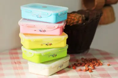 Mẹo đánh bay mùi hôi của hộp nhựa cực đơn giản