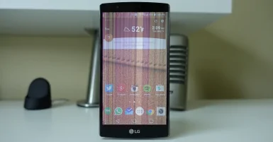 Nguyên nhân điện thoại bị sọc màn hình & cách khắc phục