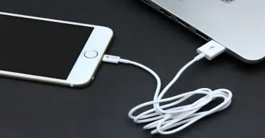 Cách sạc điện thoại bằng laptop đúng cách và an toàn mà bạn nên biết