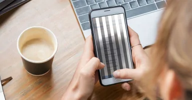 Màn hình điện thoại chập chờn, lúc sáng lúc tối phải làm sao?