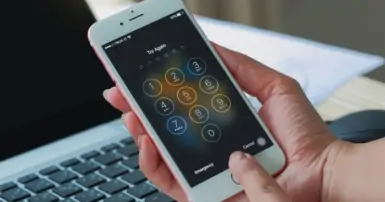 Không nên bấm mật khẩu iPhone ở nơi công cộng vì tiềm ẩn nhiều rủi ro