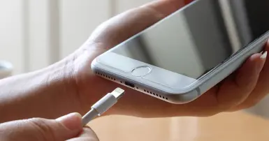 Cách vệ sinh cổng sạc iPhone cực hiệu quả mà ai cũng có thể làm được
