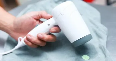 Cách làm khô quần áo bằng máy sấy tóc cực hiệu quả tại nhà