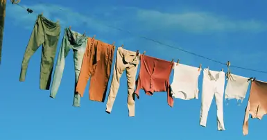 Quần áo phơi bị mưa có cần giặt lại không?