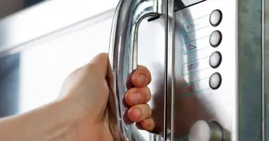 Nguyên nhân và cách khắc phục cửa lò vi sóng không mở được