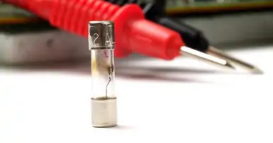 Vì sao lò vi sóng bị đứt cầu chì?