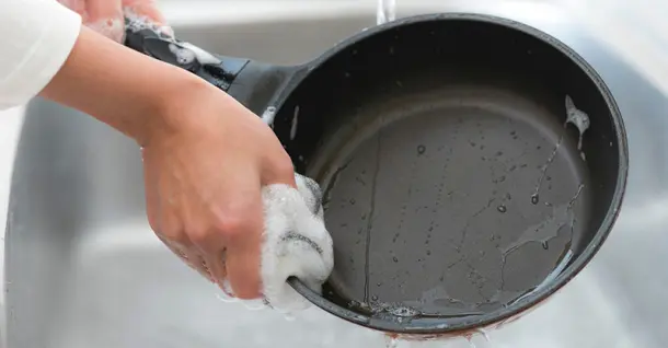 Có nên rửa chảo chống dính ngay sau khi nấu không?