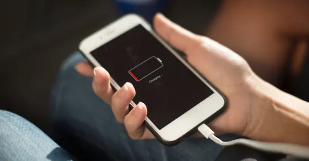 Có nên sạc pin iPhone khi tắt nguồn không? Lý do là gì?