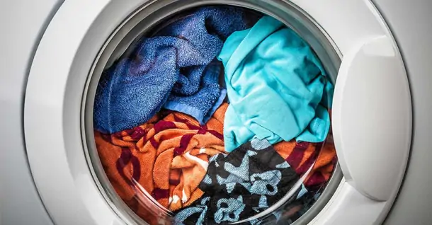 Những tác hại khi để quên quần áo quá lâu trong máy giặt