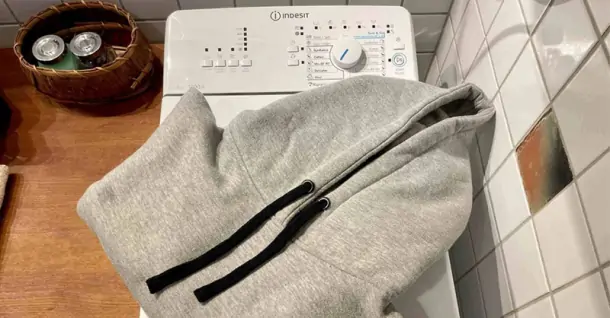 Hướng dẫn chi tiết cách giặt áo hoodie bằng máy giặt