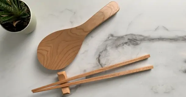 7 lý do nên sử dụng đũa, vá bằng gỗ để nấu ăn