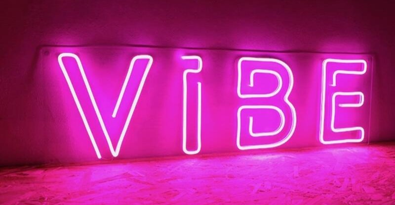 Vibe là gì? Ý nghĩa và cách sử dụng đúng các trường hợp