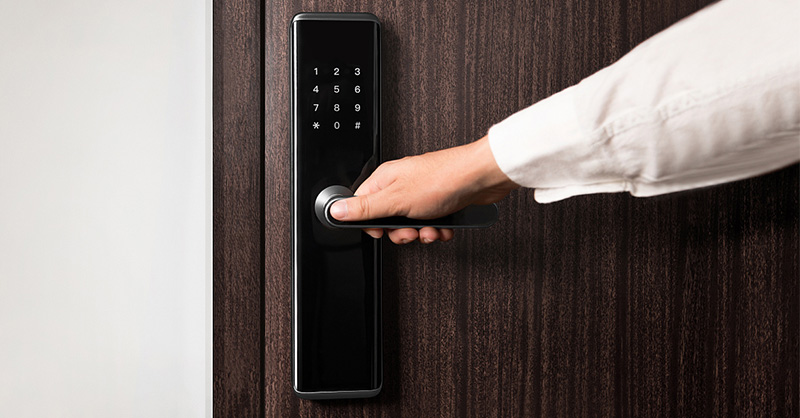 Cách thay pin khóa cửa vân tay đơn giản tại nhà