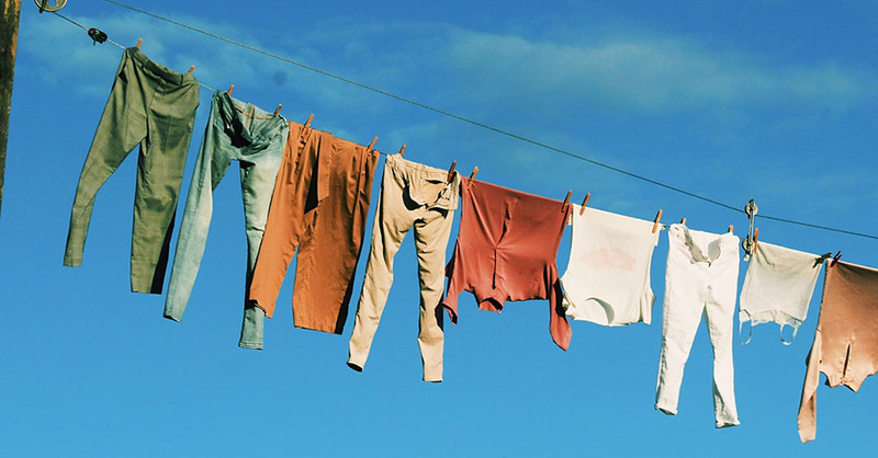 Quần áo phơi bị mưa có cần giặt lại không?