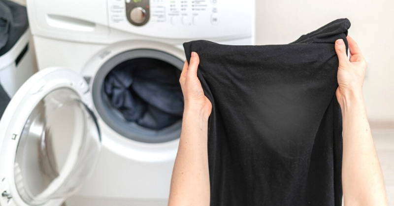 Giặt đồ tối màu bằng nước lạnh để giữ màu tốt hơn.