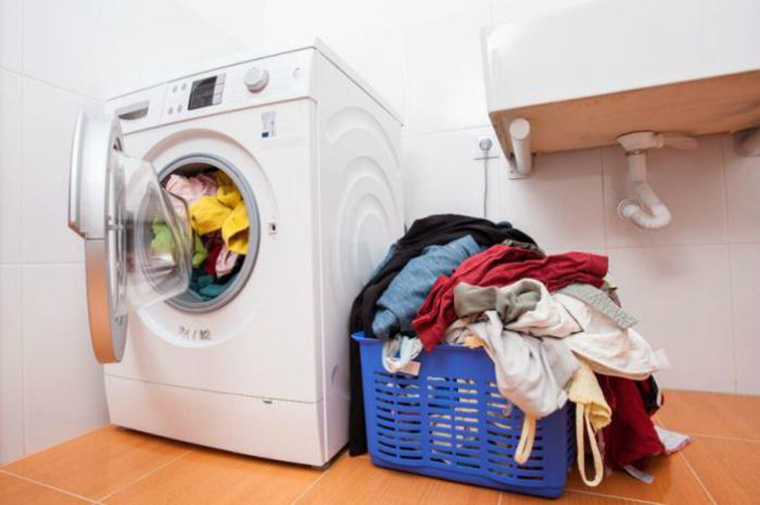 Bạn không nên nhồi nhét quần áo khi máy giặt đã quá tải