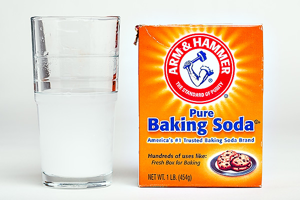 Baking soda kết hợp cùng nước tạo thành hỗn hợp làm sạch lò nướng hiệu quả.