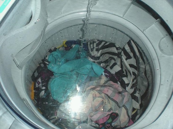 Máy giặt bị lỗi xả nước liên tục làm ảnh hưởng đến quá trình giặt giũ.