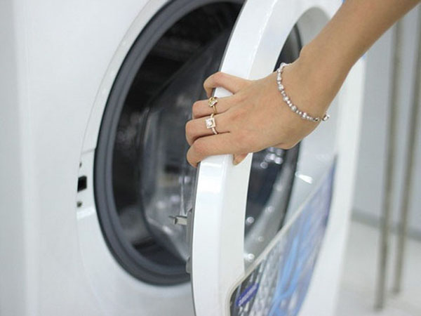 Cửa máy giặt bị hở sẽ làm máy giặt không vắt được.
