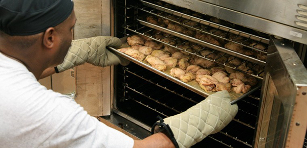 Mang bao tay dày để tránh bị bỏng khi lấy thức ăn từ lò ra ngoài