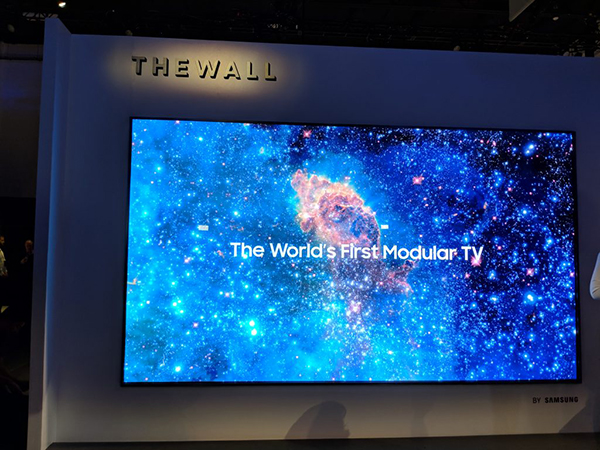 Ảnh thực tế của chiếc tivi Samsung The Wall 146 inch có thể thay đổi kích cỡ