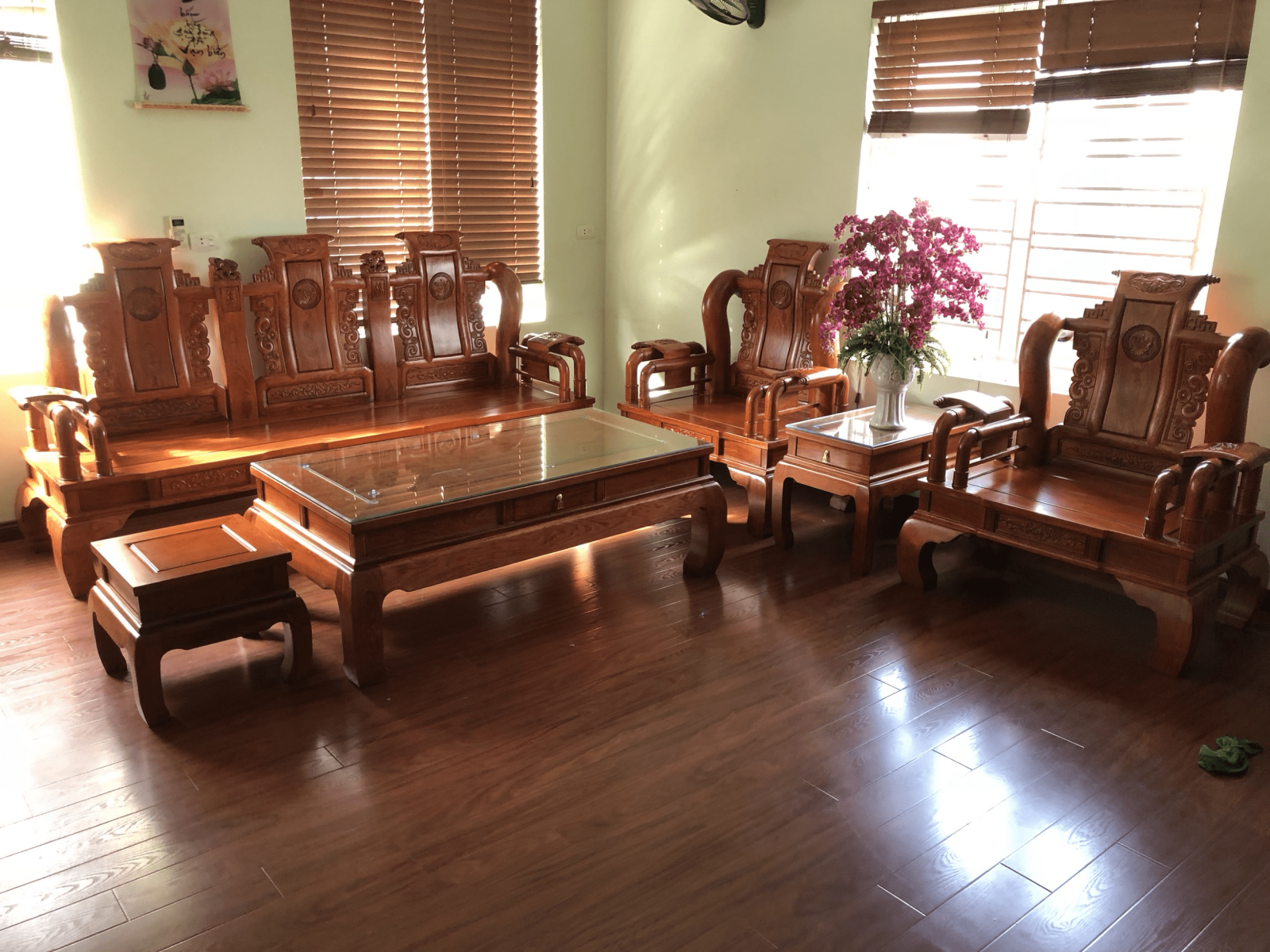 Bàn ghế phòng khách gỗ hương sang trọng: Với phong cách thiết kế sang trọng và tinh tế, bộ bàn ghế gỗ hương sẽ làm tăng vẻ đẹp của căn phòng. Chất liệu gỗ cao cấp, chắc chắn, đảm bảo tính thẩm mỹ, đem đến cho bạn cảm giác thoải mái và ấm cúng khi sử dụng. Hãy để sản phẩm này trang trí cho ngôi nhà của bạn thêm phần lung linh lộng lẫy.