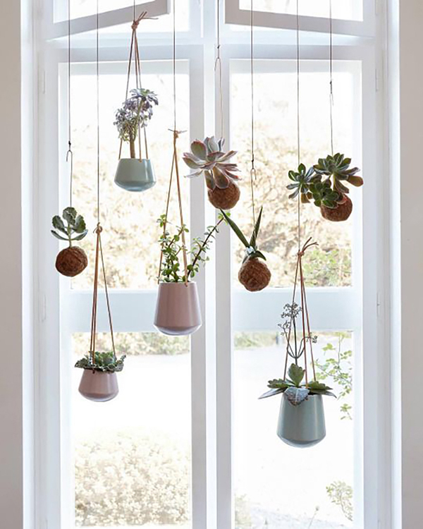 Trang trí cửa sổ bằng hoa giả