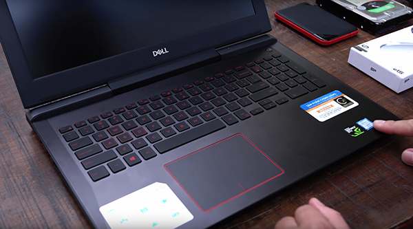 Có nên gỡ tem, nhãn mác, logo quảng cáo trên các sản phẩm laptop?