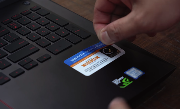 Có nên gỡ tem, nhãn mác, logo quảng cáo trên các sản phẩm laptop?