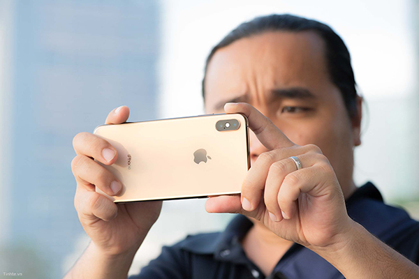 Mở vỏ hộp, Đánh Giá thời gian nhanh iPhone Xs Max bên trên Việt Nam: Camera chất lượng tốt rộng lớn, màn hình hiển thị độ cao thấp rộng lớn, design sang trọng trọng